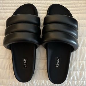 Roam The Puffy Slide worn once! Perfect for summer, fall or vacay and so comfy!